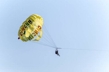 Cancun 'da berrak turkuaz sular, scooterlar ve boş paraşütler ve kumlu plajlar taşıyan katamaranlarla Karayip Denizi' nden görüldü.