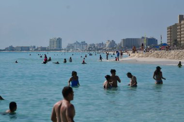 Cancun 'da berrak turkuaz sular, scooterlar ve boş paraşütler ve kumlu plajlar taşıyan katamaranlarla Karayip Denizi' nden görüldü.