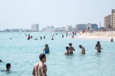 Cancun 'da berrak turkuaz sular, scooterlar ve boş paraşütler ve kumlu plajlar taşıyan katamaranlarla Karayip Denizi' nden görüldü.