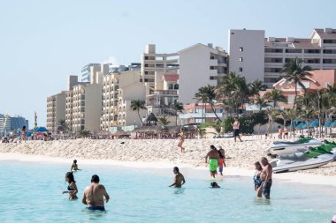 Cancun 'da berrak turkuaz sular, scooterlar ve boş paraşütler ve kumlu plajlar taşıyan katamaranlarla Karayip Denizi' nden görüldü.