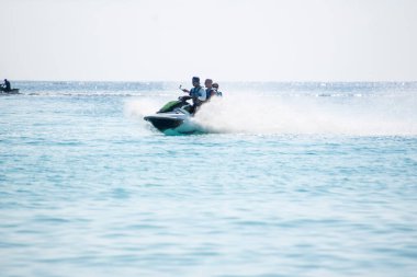 Cancun 'da berrak turkuaz sular, scooterlar ve boş paraşütler ve kumlu plajlar taşıyan katamaranlarla Karayip Denizi' nden görüldü.