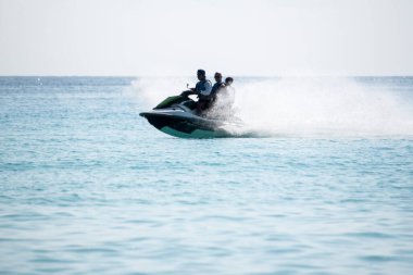 Cancun 'da berrak turkuaz sular, scooterlar ve boş paraşütler ve kumlu plajlar taşıyan katamaranlarla Karayip Denizi' nden görüldü.