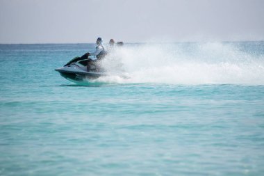 Cancun 'da berrak turkuaz sular, scooterlar ve boş paraşütler ve kumlu plajlar taşıyan katamaranlarla Karayip Denizi' nden görüldü.
