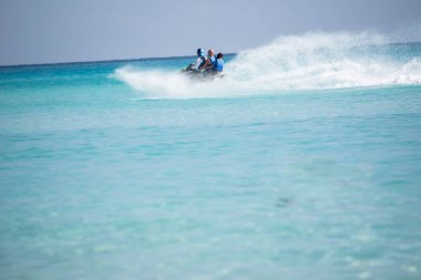Cancun 'da berrak turkuaz sular, scooterlar ve boş paraşütler ve kumlu plajlar taşıyan katamaranlarla Karayip Denizi' nden görüldü.