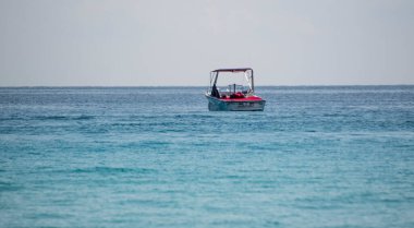 Cancun 'da berrak turkuaz sular, scooterlar ve boş paraşütler ve kumlu plajlar taşıyan katamaranlarla Karayip Denizi' nden görüldü.