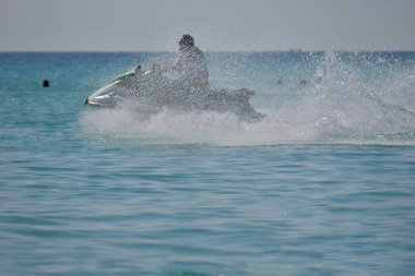 Cancun 'da berrak turkuaz sular, scooterlar ve boş paraşütler ve kumlu plajlar taşıyan katamaranlarla Karayip Denizi' nden görüldü.