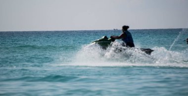 Cancun 'da berrak turkuaz sular, scooterlar ve boş paraşütler ve kumlu plajlar taşıyan katamaranlarla Karayip Denizi' nden görüldü.