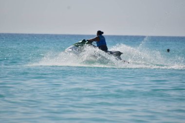 Cancun 'da berrak turkuaz sular, scooterlar ve boş paraşütler ve kumlu plajlar taşıyan katamaranlarla Karayip Denizi' nden görüldü.