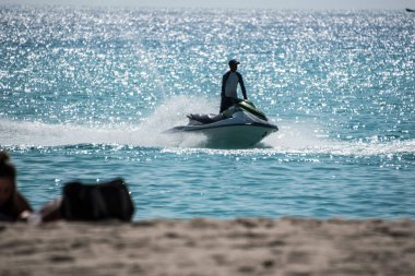 Cancun 'da berrak turkuaz sular, scooterlar ve boş paraşütler ve kumlu plajlar taşıyan katamaranlarla Karayip Denizi' nden görüldü.