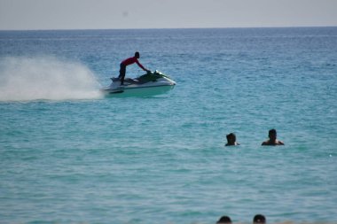Cancun 'da berrak turkuaz sular, scooterlar ve boş paraşütler ve kumlu plajlar taşıyan katamaranlarla Karayip Denizi' nden görüldü.