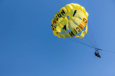 Cancun 'da berrak turkuaz sular, scooterlar ve boş paraşütler ve kumlu plajlar taşıyan katamaranlarla Karayip Denizi' nden görüldü.