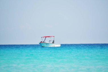 Cancun 'da berrak turkuaz sular, scooterlar ve boş paraşütler ve kumlu plajlar taşıyan katamaranlarla Karayip Denizi' nden görüldü.