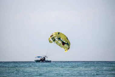 Cancun 'da berrak turkuaz sular, scooterlar ve boş paraşütler ve kumlu plajlar taşıyan katamaranlarla Karayip Denizi' nden görüldü.