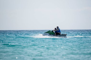 Cancun 'da berrak turkuaz sular, scooterlar ve boş paraşütler ve kumlu plajlar taşıyan katamaranlarla Karayip Denizi' nden görüldü.