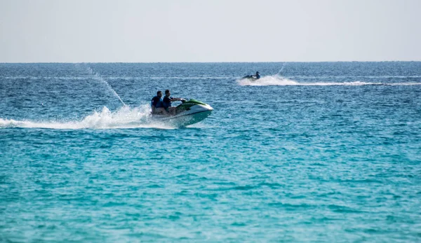 Mar Caribe Visto Desde Cancún Con Aguas Turquesas Claras Scooters —  Fotos de Stock