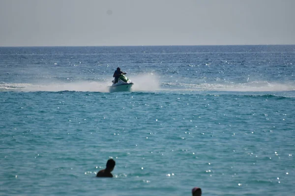 Mar Caribe Visto Desde Cancún Con Aguas Turquesas Claras Scooters —  Fotos de Stock