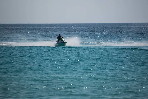 澄んだターコイズブルーの海 レジャーパラシュートと白い砂浜を持つスクーターやカタマランでカンクンから見たカリブ海 — ストック写真