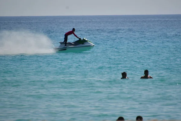 从坎昆看到的加勒比海 清澈碧绿的海水 滑板车或带着休闲降落伞和白色沙滩的双桅帆船 — 图库照片