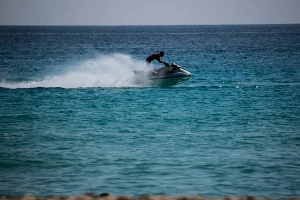 澄んだターコイズブルーの海 レジャーパラシュートと白い砂浜を持つスクーターやカタマランでカンクンから見たカリブ海 — ストック写真