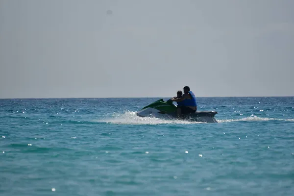 Mar Caribe Visto Desde Cancún Con Aguas Turquesas Claras Scooters —  Fotos de Stock