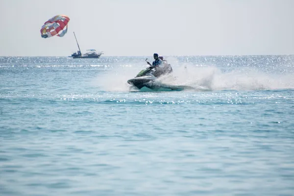 Karib Tenger Cancúnból Tiszta Türkiz Vizekkel Rollerekkel Vagy Szabadidős Ejtőernyőket Jogdíjmentes Stock Fotók