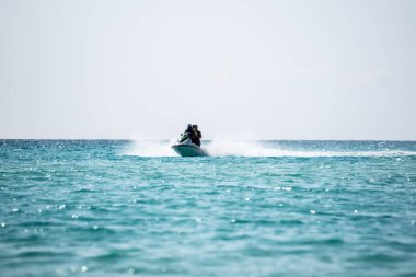 Cancun 'da berrak turkuaz sular, scooterlar ve boş paraşütler ve kumlu plajlar taşıyan katamaranlarla Karayip Denizi' nden görüldü.