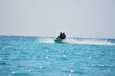 Cancun 'da berrak turkuaz sular, scooterlar ve boş paraşütler ve kumlu plajlar taşıyan katamaranlarla Karayip Denizi' nden görüldü.