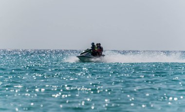 Cancun 'da berrak turkuaz sular, scooterlar ve boş paraşütler ve kumlu plajlar taşıyan katamaranlarla Karayip Denizi' nden görüldü.