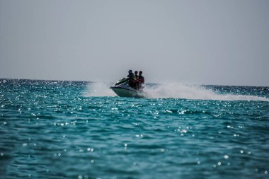 Cancun 'da berrak turkuaz sular, scooterlar ve boş paraşütler ve kumlu plajlar taşıyan katamaranlarla Karayip Denizi' nden görüldü.