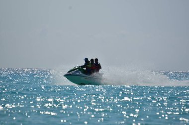 Cancun 'da berrak turkuaz sular, scooterlar ve boş paraşütler ve kumlu plajlar taşıyan katamaranlarla Karayip Denizi' nden görüldü.