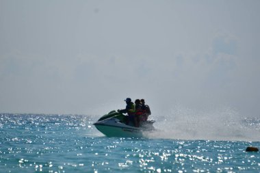 Cancun 'da berrak turkuaz sular, scooterlar ve boş paraşütler ve kumlu plajlar taşıyan katamaranlarla Karayip Denizi' nden görüldü.