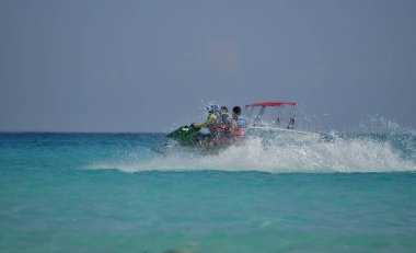Cancun 'da berrak turkuaz sular, scooterlar ve boş paraşütler ve kumlu plajlar taşıyan katamaranlarla Karayip Denizi' nden görüldü.