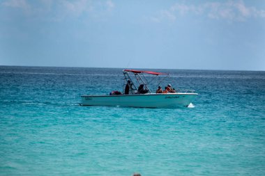 Cancun 'da berrak turkuaz sular, scooterlar ve boş paraşütler ve kumlu plajlar taşıyan katamaranlarla Karayip Denizi' nden görüldü.
