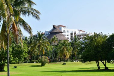 Cancun, Hotel Area, plajlar, deniz, yüzme havuzları, palmiye ağaçları, tropikal bitki örtüsü Meksika Körfezi kıyısında en az 15 ila en fazla 35 derece sıcaklıkta tropikal iklimi olan bir spa merkezidir.