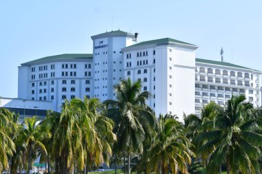 Cancun, Hotel Area, plajlar, deniz, yüzme havuzları, palmiye ağaçları, tropikal bitki örtüsü Meksika Körfezi kıyısında en az 15 ila en fazla 35 derece sıcaklıkta tropikal iklimi olan bir spa merkezidir.