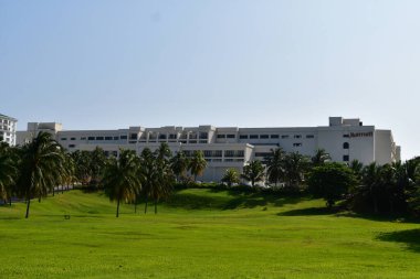 Cancun, Hotel Area, plajlar, deniz, yüzme havuzları, palmiye ağaçları, tropikal bitki örtüsü Meksika Körfezi kıyısında en az 15 ila en fazla 35 derece sıcaklıkta tropikal iklimi olan bir spa merkezidir.
