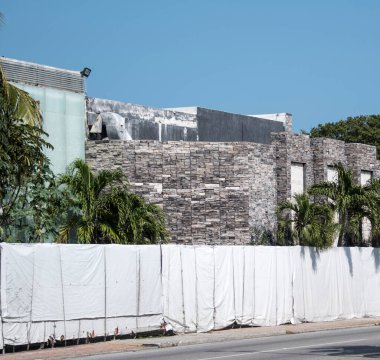 Cancun, Hotel Area, plajlar, deniz, yüzme havuzları, palmiye ağaçları, tropikal bitki örtüsü Meksika Körfezi kıyısında en az 15 ila en fazla 35 derece sıcaklıkta tropikal iklimi olan bir spa merkezidir.