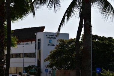 Cancun, Hotel Area, plajlar, deniz, yüzme havuzları, palmiye ağaçları, tropikal bitki örtüsü Meksika Körfezi kıyısında en az 15 ila en fazla 35 derece sıcaklıkta tropikal iklimi olan bir spa merkezidir.