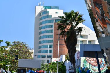 Cancun, Hotel Area, plajlar, deniz, yüzme havuzları, palmiye ağaçları, tropikal bitki örtüsü Meksika Körfezi kıyısında en az 15 ila en fazla 35 derece sıcaklıkta tropikal iklimi olan bir spa merkezidir.