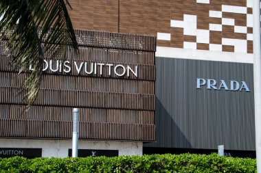 Cancun, Hotel Area, plajlar, deniz, yüzme havuzları, palmiye ağaçları, tropikal bitki örtüsü Meksika Körfezi kıyısında en az 15 ila en fazla 35 derece sıcaklıkta tropikal iklimi olan bir spa merkezidir.