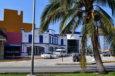 Cancun, Hotel Area, plajlar, deniz, yüzme havuzları, palmiye ağaçları, tropikal bitki örtüsü Meksika Körfezi kıyısında en az 15 ila en fazla 35 derece sıcaklıkta tropikal iklimi olan bir spa merkezidir.