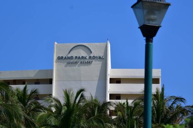 Cancun, Hotel Area, plajlar, deniz, yüzme havuzları, palmiye ağaçları, tropikal bitki örtüsü Meksika Körfezi kıyısında en az 15 ila en fazla 35 derece sıcaklıkta tropikal iklimi olan bir spa merkezidir.