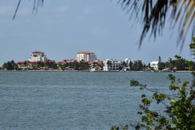 Cancun 'da berrak turkuaz sular, scooterlar ve boş paraşütler ve kumlu plajlar taşıyan katamaranlarla Karayip Denizi' nden görüldü.