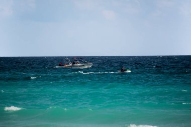 Cancun 'da berrak turkuaz sular, scooterlar ve boş paraşütler ve kumlu plajlar taşıyan katamaranlarla Karayip Denizi' nden görüldü.