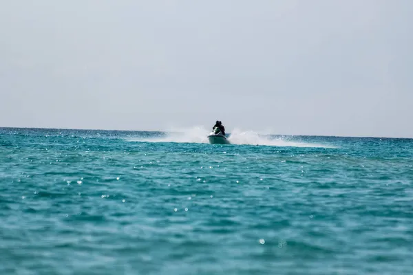 Morze Karaibskie Widziane Cancun Jasnymi Turkusowymi Wodami Skuterami Lub Katamaranami — Zdjęcie stockowe