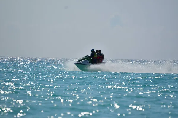 从坎昆看到的加勒比海 清澈碧绿的海水 滑板车或带着休闲降落伞和白色沙滩的双桅帆船 — 图库照片