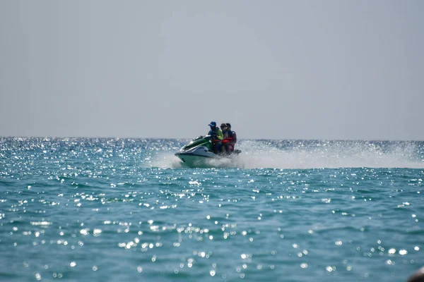 청록색 바닷물 스쿠터 카타르 낙하산 모래사장을 운반하는 모습으로 카리브 — 스톡 사진