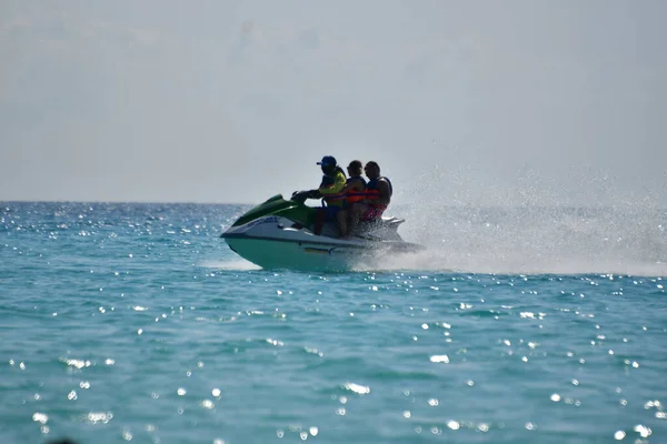 Mar Caribe Visto Desde Cancún Con Aguas Turquesas Claras Scooters —  Fotos de Stock