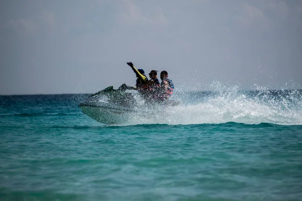 Mar Caribe Visto Cancún Com Águas Cristalinas Turquesa Scooters Catamarãs — Fotografia de Stock