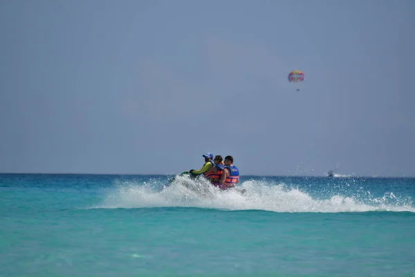 Карибское Море Канкуна Чистыми Бирюзовыми Водами Скутерами Катамаранами Парашютами Отдыха — стоковое фото